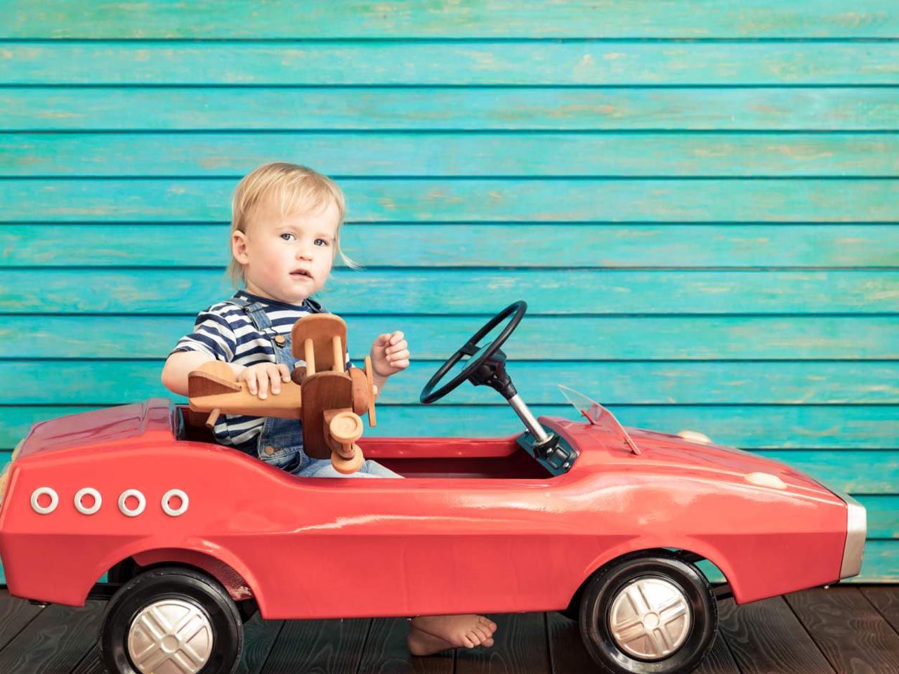 Samochodzik dla dziecka na roczek Świat Rodziców