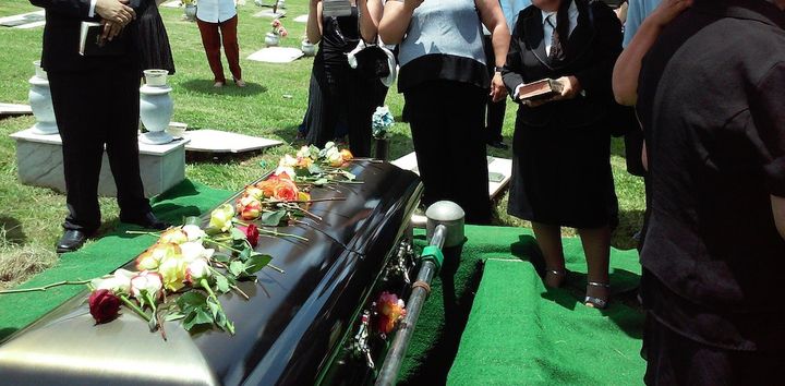 dziecko na pogrzebie