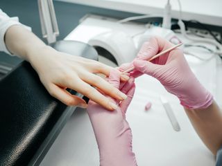 Manicure bezcążkowy krok po kroku