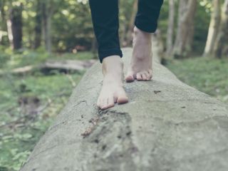 odcisk na stopie z korzeniem u dziecka