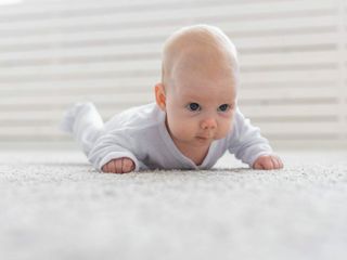 Niemowlę na brzuchu robi samolot – co to znaczy?