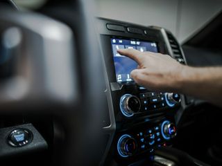Jak podłączyć tubę pod radio samochodowe?