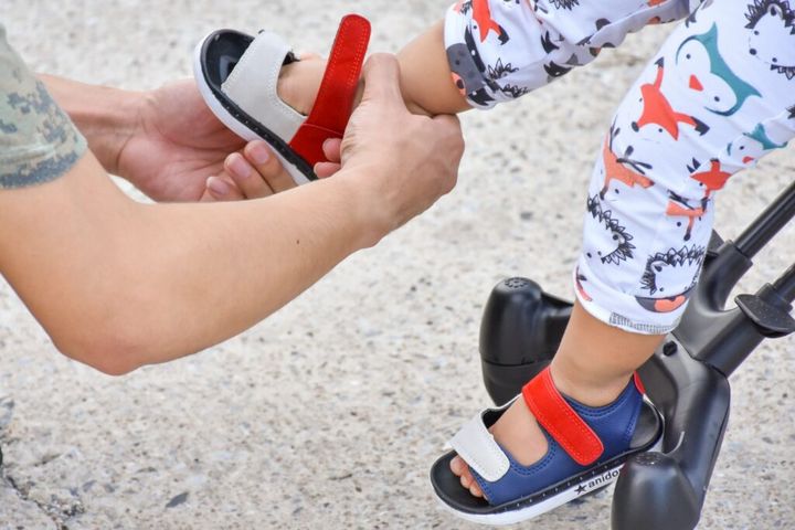 sandały dla rocznego dziecka