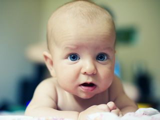 Jakie przyczyny mają białe dziąsła u niemowlaka?