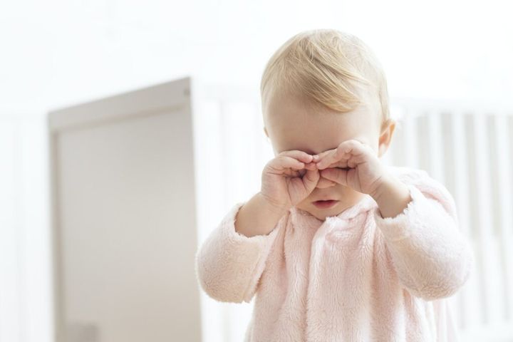 dlaczego niemowlę trze oczy