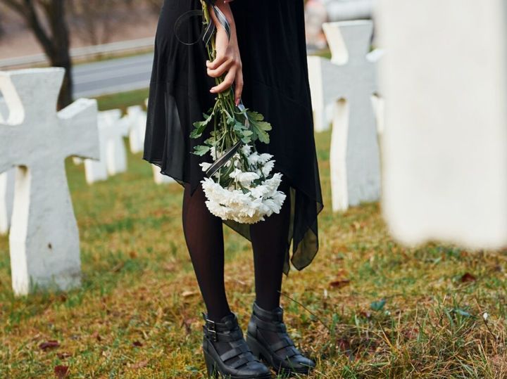 Czarna sukienka pogrzebowa