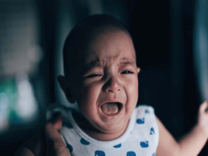 niemowlę budzi się z płaczem