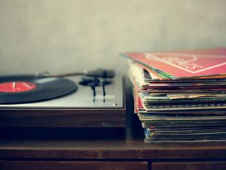 Muzyka z płyt winylowych – dlaczego warto wrócić do analogu?