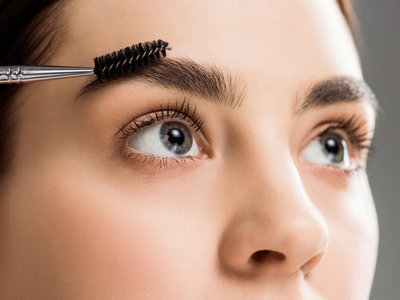 Feathered brows. Nowy trend w makijażu brwi Kraina Stylu