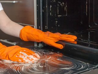 Jak wyczyścić szybę w piekarniku
