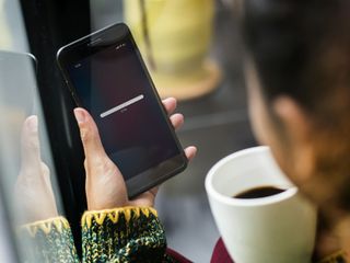 Jak dbać o ekran swojego smartfona, aby uniknąć zarysowań i uszkodzeń?