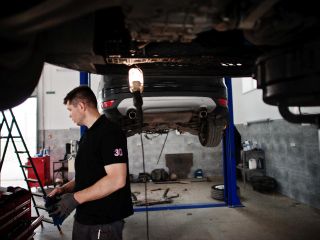 Drgania samochodu podczas przyśpieszania - co to oznacza?