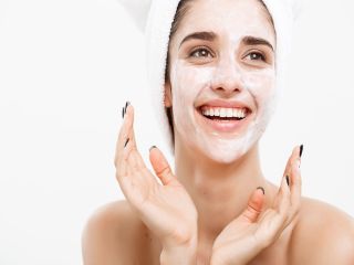 Peeling gommage, czyli gumkowanie twarzy. Na czym polega?