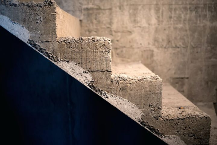 jak tanio wykończyć schody betonowe wewnętrzne