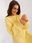 Sweter damski oversize żółty dzianinowy akrylowy - zdjęcie 2