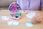 Lalka Mattel Polly Pocket Pamiątkowy stempelek na 35. urodziny marki, zestaw kolekcjonerski z 2 lalkami, 3 stempelkami i 12 ozdobnymi kartkami, HWP20 - zdjęcie 6