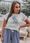 T-shirt damski z krótkim rękawem i kwiatową aplikacją 3d Alma biały : Rozmiar - Jeden rozmiar - zdjęcie 3