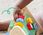 Fisher-Price Drewniany trójkąt aktywizujący Dwustronna drewniana zabawka HYG48 - zdjęcie 5