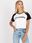 Biało-czarny t-shirt z nadrukiem i okrągłym dekoltem - zdjęcie 2