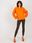 Pomarańczowa dresowa bluza basic o kroju oversize - zdjęcie 5
