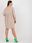 Beżowa dresowa sukienka plus size basic z rękawem 3/4 - zdjęcie 4