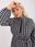Szaro-czarna dzianinowa sukienka plus size w pepitkę - zdjęcie 4