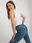 Białe prążkowane body basic z głębokim dekoltem - zdjęcie 2