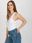 Białe prążkowane body basic z głębokim dekoltem - zdjęcie 5