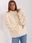 Jasnobeżowy sweter oversize z okrągłym dekoltem - zdjęcie 6