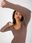 Brązowe prążkowane body basic z okrągłym dekoltem - zdjęcie 6