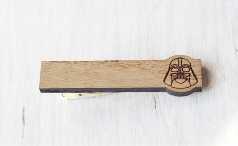 EkoCraft Dębowa spinka do krawata VADER - zdjęcie 1 EkoCraft Dębowa spinka do krawata VADER