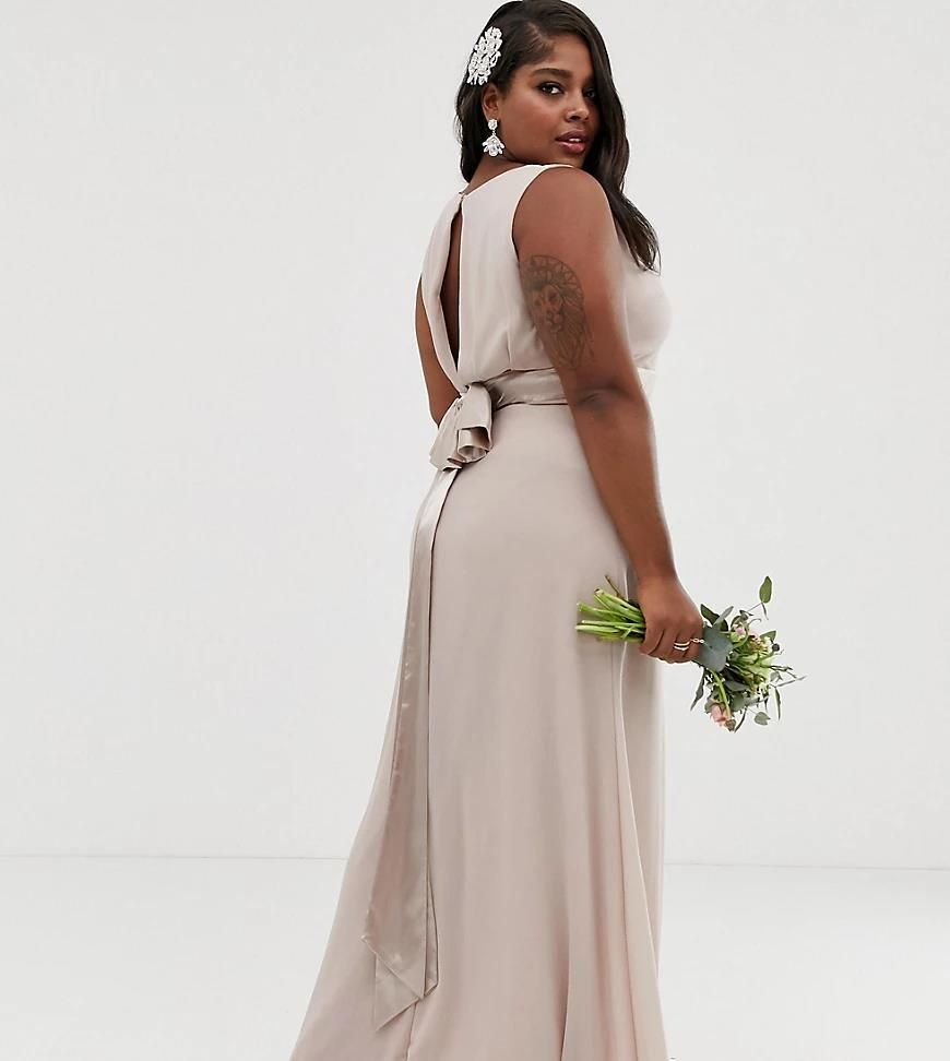 TFNC Plus – Sukienka maxi z kokardą z tyłu w kolorze mink z