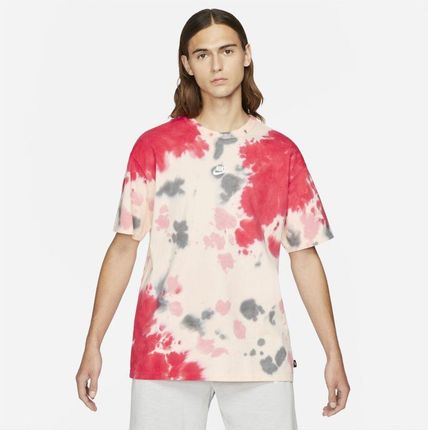 Nike Męski T shirt barwiony metodą Tie Dye Nike Sportswear Czerwony - Ceny i opinie T-shirty i koszulki męskie RCKG Nike Męski T shirt barwiony metodą Tie Dye Nike Sportswear Czerwony - Ceny i opinie T-shirty i koszulki męskie RCKG