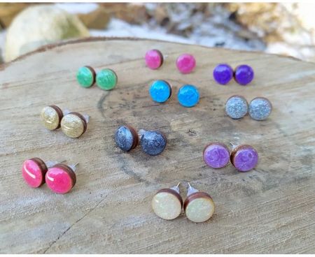 Ekocraft Perłowe kolorowe kolczyki wkrętki z żywicy i drewna perłowy fiolet (ciemny) 738