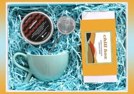 Cup&You - ChillBox TROCHĘ KAWY I HERBATY. Zestaw 20 herbat różnego rodzaju (20x 5/8g), kawa ziarnista Malibu 200g, kubek i zaparzacz