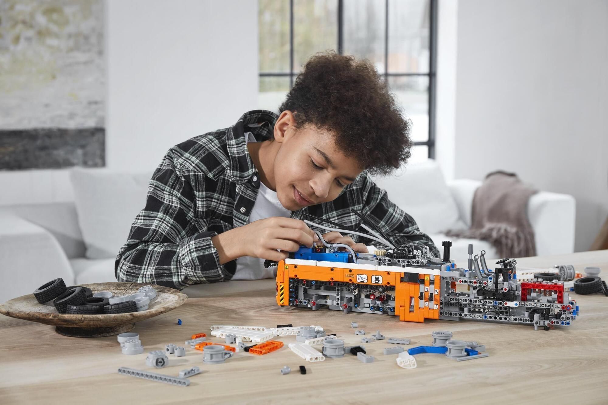 LEGO Technic 42128 Ciężki samochód pomocy drogowej - zdjęcie 8 LEGO Technic 42128 Ciężki samochód pomocy drogowej