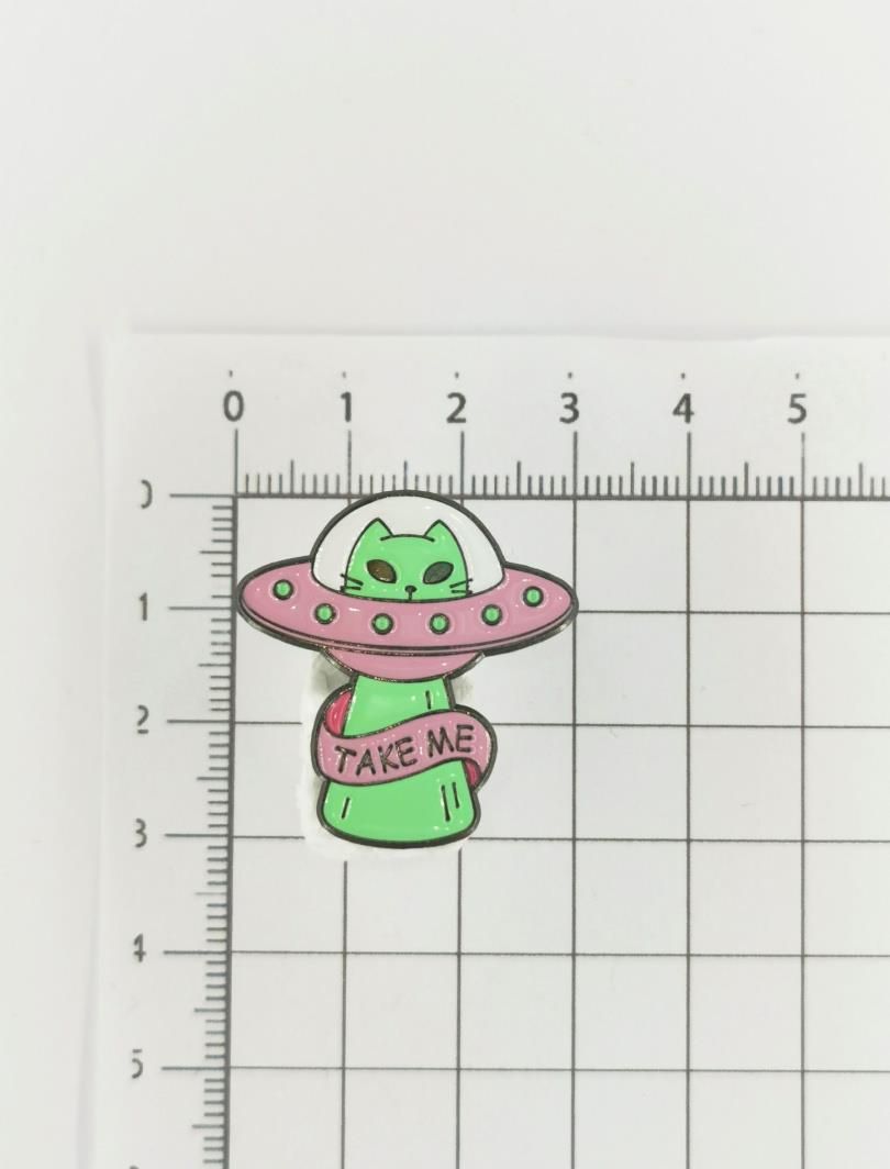 PRZYPINKA RÓŻOWY ZIELONY KOT UFO BUTON METAL PIN 2 - zdjęcie 2 PRZYPINKA RÓŻOWY ZIELONY KOT UFO BUTON METAL PIN 2