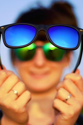 Czarne okulary przeciwsłoneczne z niebieskimi szkłami z polaryzacją