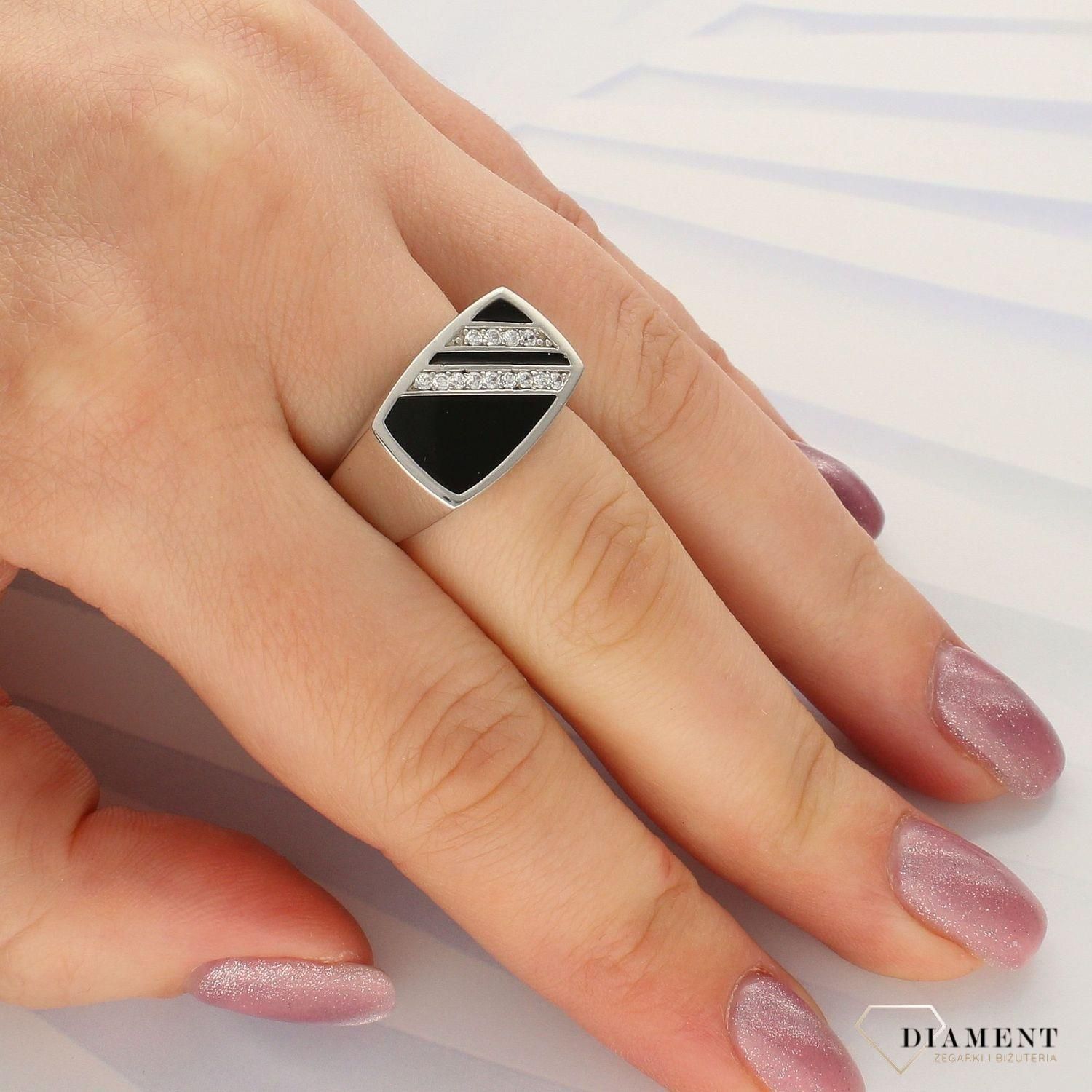 DIAMENT SREBRNY SYGNET O PROSTOKĄTNEJ CZARNEJ GÓRZE 925 - zdjęcie 1 DIAMENT SREBRNY SYGNET O PROSTOKĄTNEJ CZARNEJ GÓRZE 925