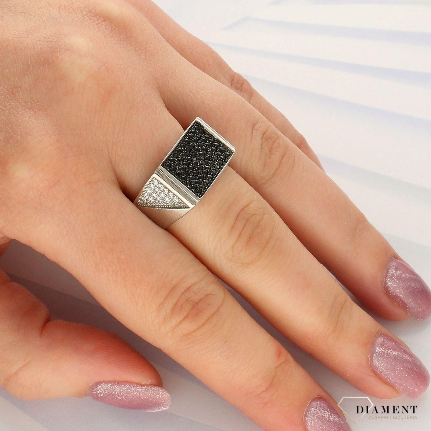 DIAMENT SREBRNY SYGNET O PROSTOKĄTNYM KSZTAŁCIE WYSADZANY CYRKONIAMI - zdjęcie 1 DIAMENT SREBRNY SYGNET O PROSTOKĄTNYM KSZTAŁCIE WYSADZANY CYRKONIAMI