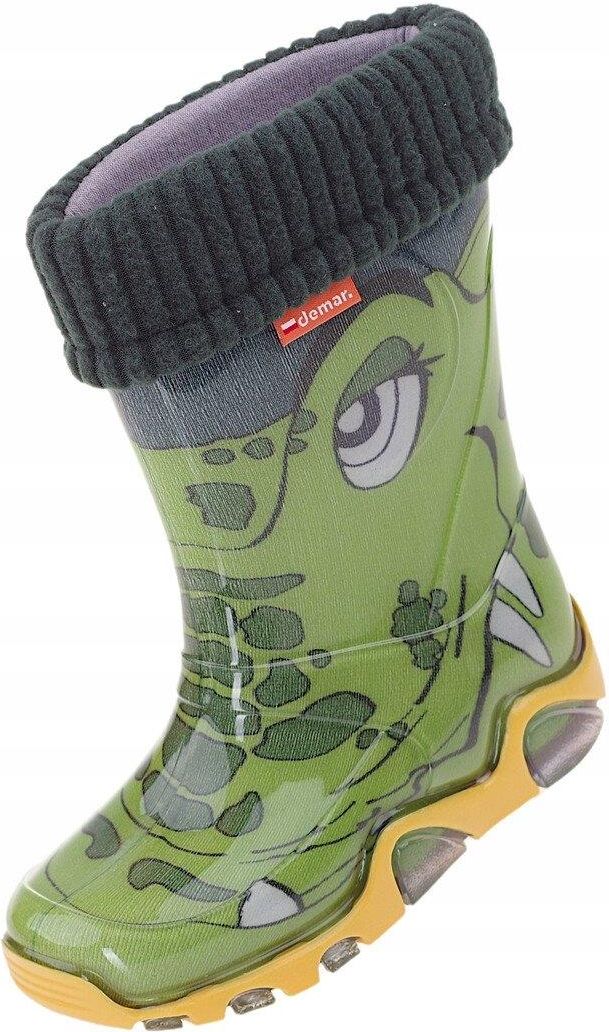 Insieme Degli Stivali Di Gomma, Delle Scarpe Da Tennis E Dei Sandali Per I Bambini Isolati Sopra Image114342215