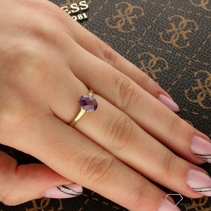 Diament Złoty pierścionek zaręczynowy z fioletową cyrkonią DIAPRS5161333