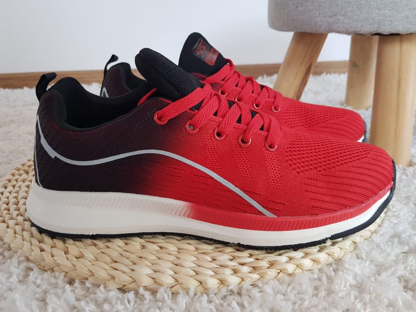 Buty Z Białą Podeszwą Na Wf