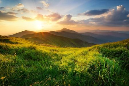 Fototapeta zachód słońca góry trawa zieleń 450x300