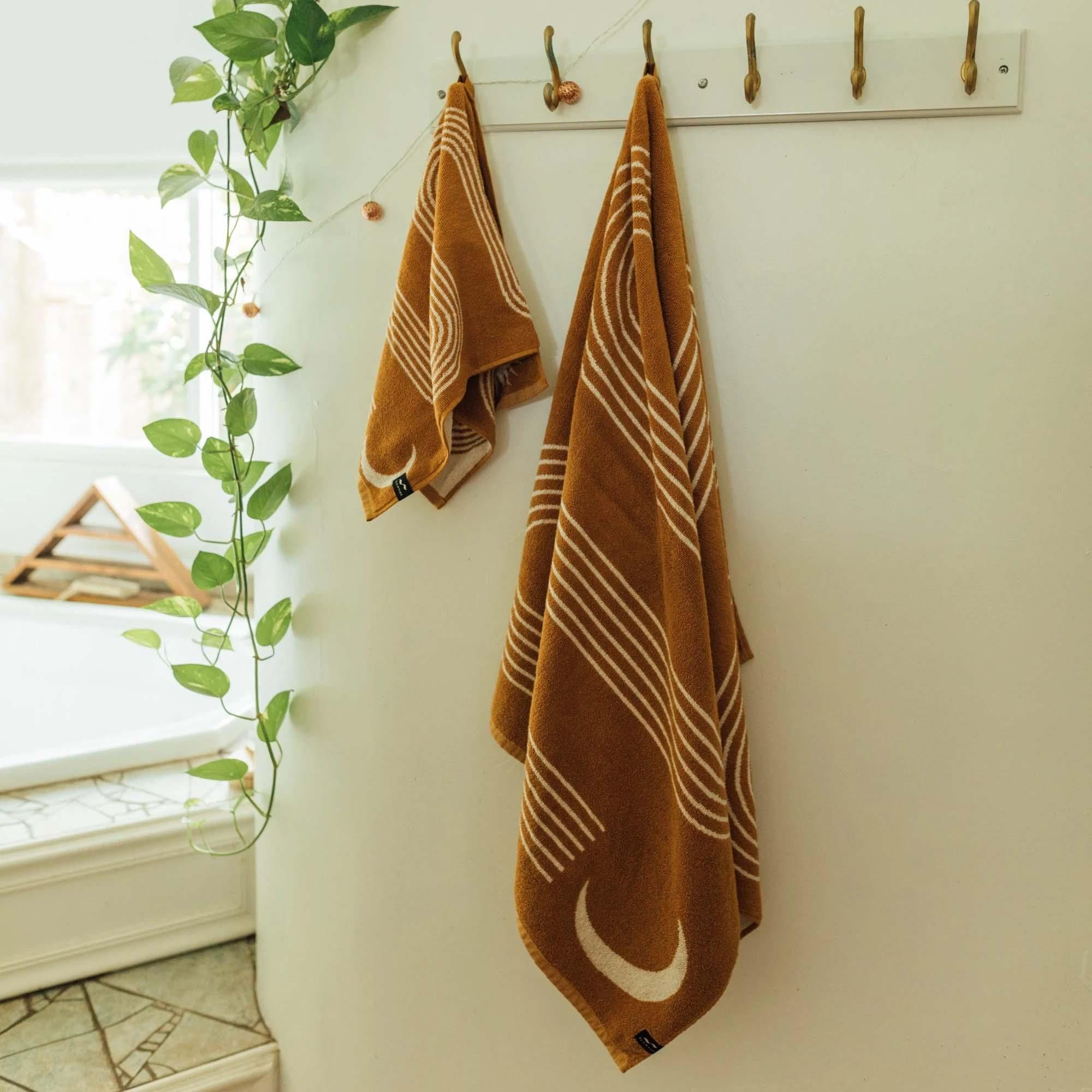 https://image.ceneostatic.pl/data/products/130620700/e0f601a9-b3dc-42c5-8057-7b1ea4321483_i-slowtide-recznik-bath-towel-real-fun-wow-henna.jpg?=f58b3