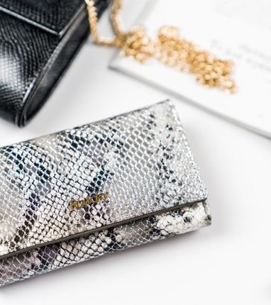 Lakierowany portfel damski wysokiej jakości zdobiony wężowym wzorem — Rovicky