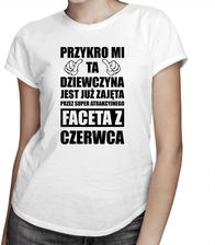 Przykro mi ta dziewczyna jest już zajęta przez super atrakcyjnego faceta z czerwca - damska koszulka z nadrukiem - zdjęcie 1