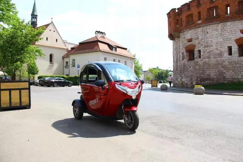 Trzykołowy pojazd elektryczny FROST, czerwony