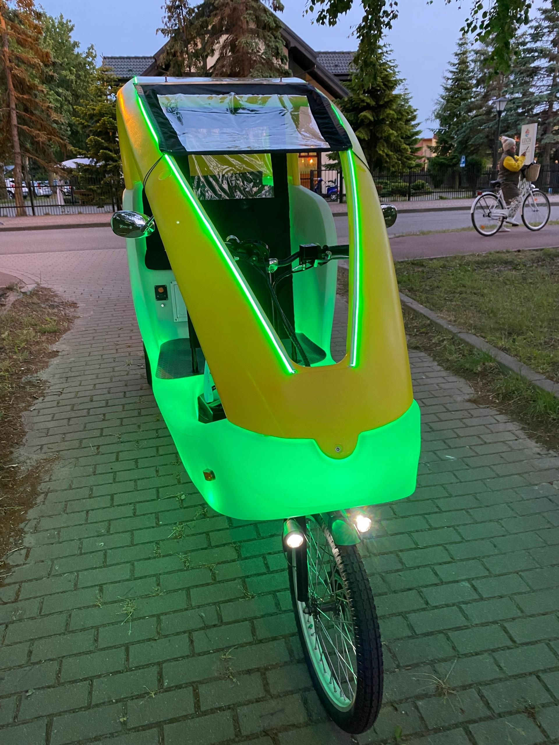 Pojazd elektryczny riksza VELEX trike TAXI - zdjęcie 3 Pojazd elektryczny riksza VELEX trike TAXI