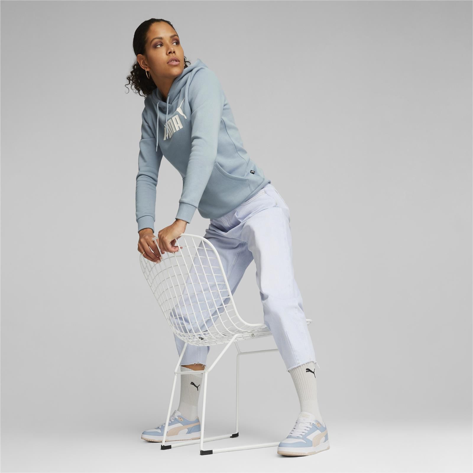 Bluza z kapturem damska Puma ESS LOGO niebieska 58678979 - zdjęcie 2 Bluza z kapturem damska Puma ESS LOGO niebieska 58678979